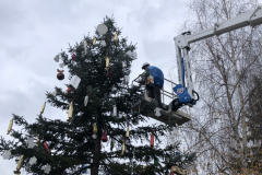 Megkezdtük a bátonyterenyei karácsonyfa díszítését a Socage 32 méteres emelőkosarunkkal. Idén is mi kaptuk a megtisztelő feladatot, hogy a város fenyőfáját feldíszítsük.