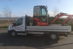 Ford Transit teherautónkon a Kubota KX016-4 minikotrónk.