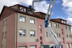 Az erős szél megrongálta a képen látható társasház tetőszerkezetét. A segítségünket kérték a helyreállításban.