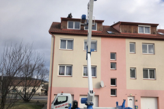 Az erős szél megrongálta a képen látható társasház tetőszerkezetét. A segítségünket kérték a helyreállításban.