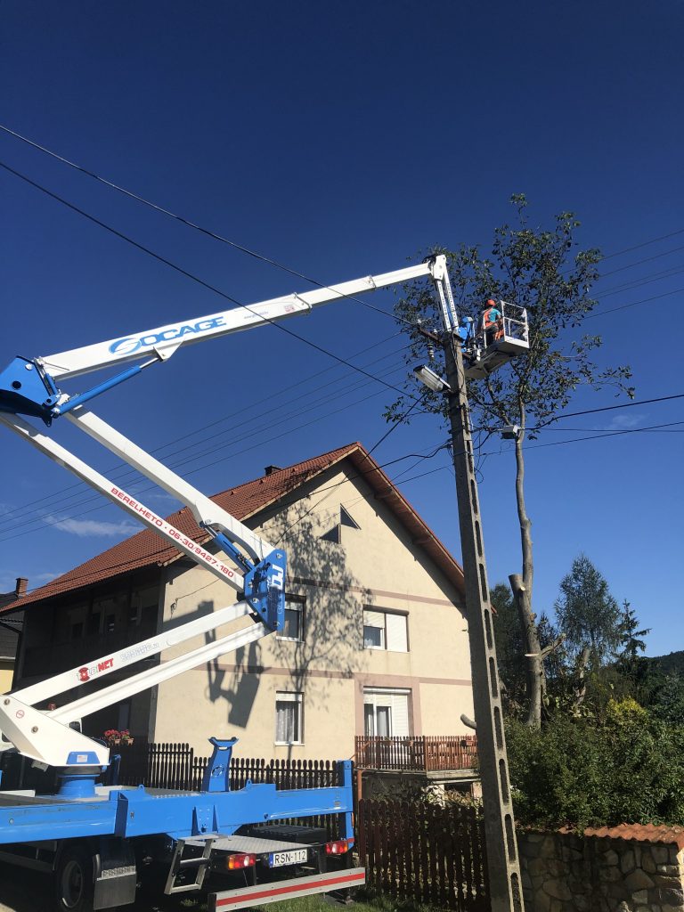 avágás emelőkosaras géppel