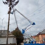 Emelőkosaras autó