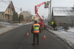 Karbantartási munka az emelőkosaras géppel