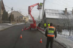 Karbantartási munka az emelőkosaras géppel