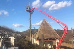 Favágás a Europelift emelőkosaras géppel Bárnában.