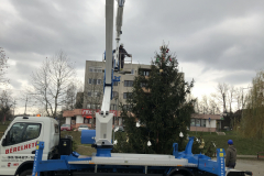 Megkezdtük a bátonyterenyei karácsonyfa díszítését a Socage 32 méteres emelőkosarunkkal. Idén is mi kaptuk a megtisztelő feladatot, hogy a város fenyőfáját feldíszítsük.