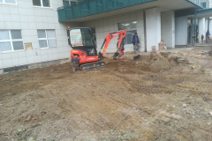 Kubota KX016-4 minikotró a salgótarjáni kórháznál dolgozik