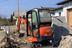 Kerítésalap ásás a Kubota KX016-4 minikotróval.