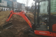 Kubota KX016-4 minikotró a salgótarjáni kórháznál dolgozik