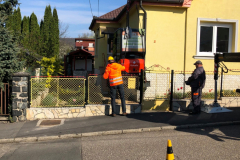 Egy ügyfél hozzánk fordult földmunka ügyben, viszont a bejutás problémás volt, így a Nordtechnik emelte be a gépünket a területre. Kubota minikotró beemelése a kertbe.