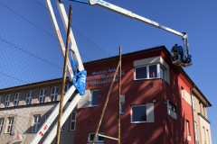 Hófogó javítása a karancslapujtői iskola tetőszerkezeténél a Socage emelőkosaras géppel.