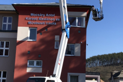 Hófogó javítása a karancslapujtői iskola tetőszerkezeténél a Socage emelőkosaras géppel.