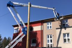 Hófogó javítása a karancslapujtői iskola tetőszerkezeténél a Socage emelőkosaras géppel.