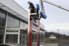 Felirat csere Salgótarjánban a Toyota szalonnál.