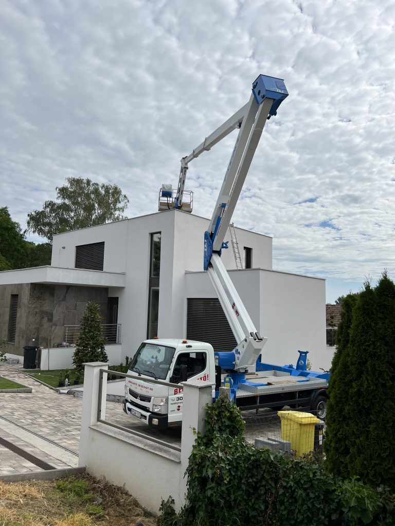 Emelőkosaras autó Fonyódon