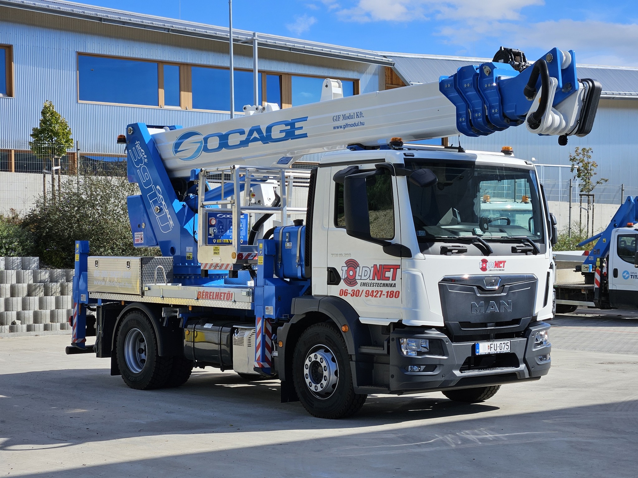 Bérelhető emelőkosaras gépek 18-tól 39 méterig