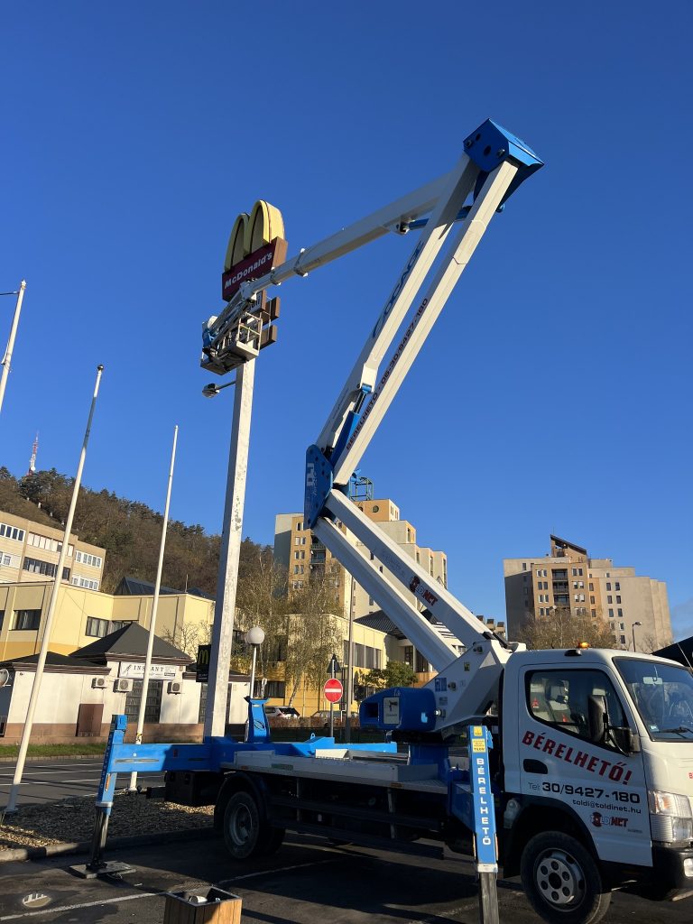 Emelőkosaras gép Salgótarjánban