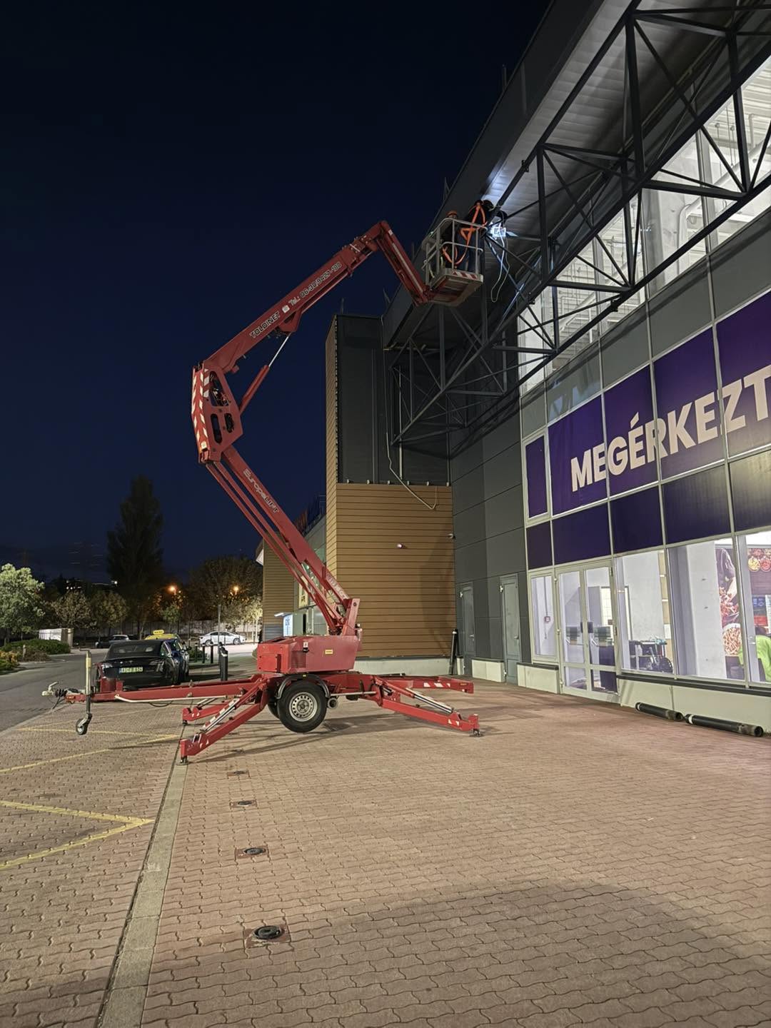 Újpesten feliratozás kosaras emelővel