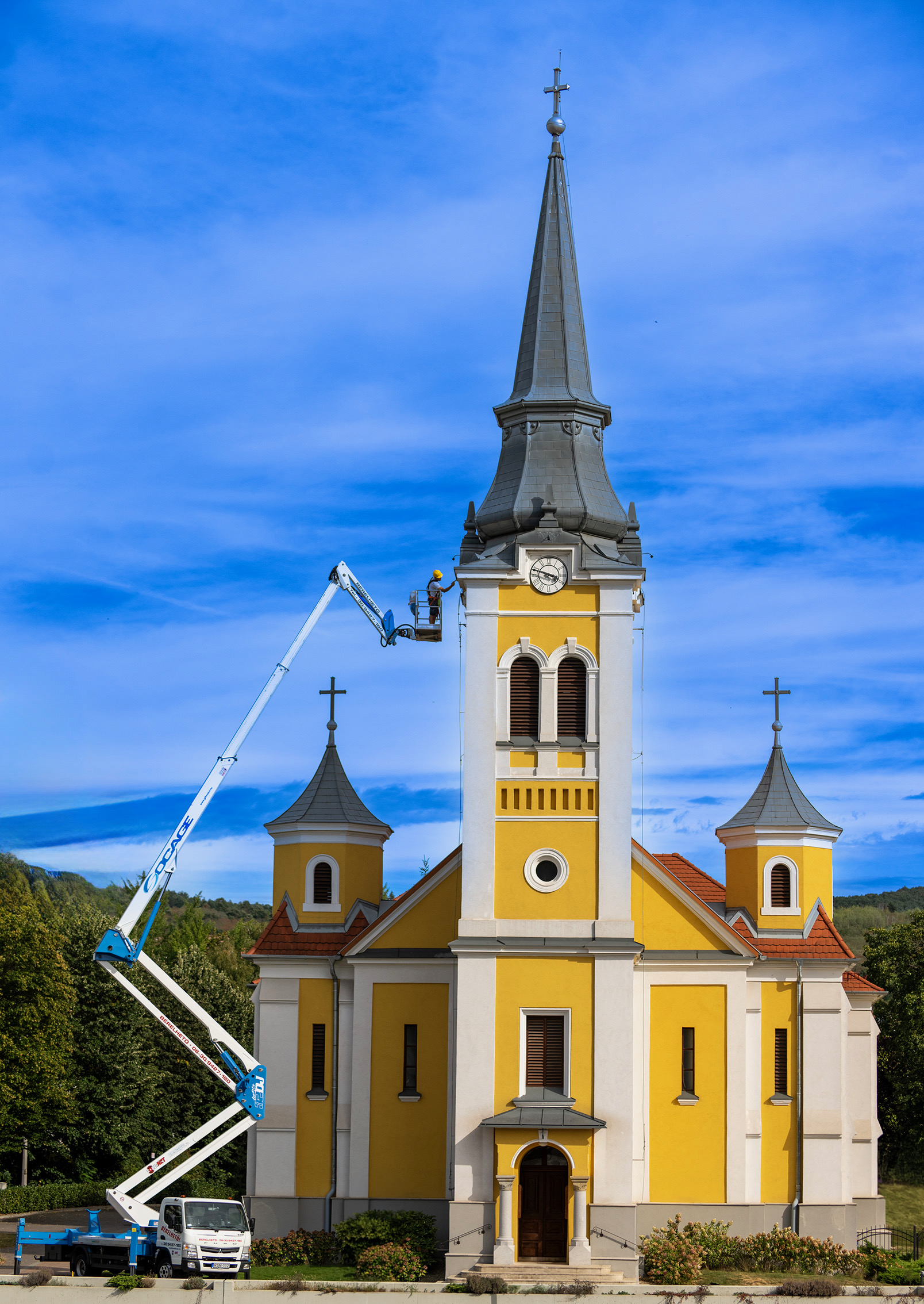 Emelőkosaras gép magasban – Toldinet Kft.