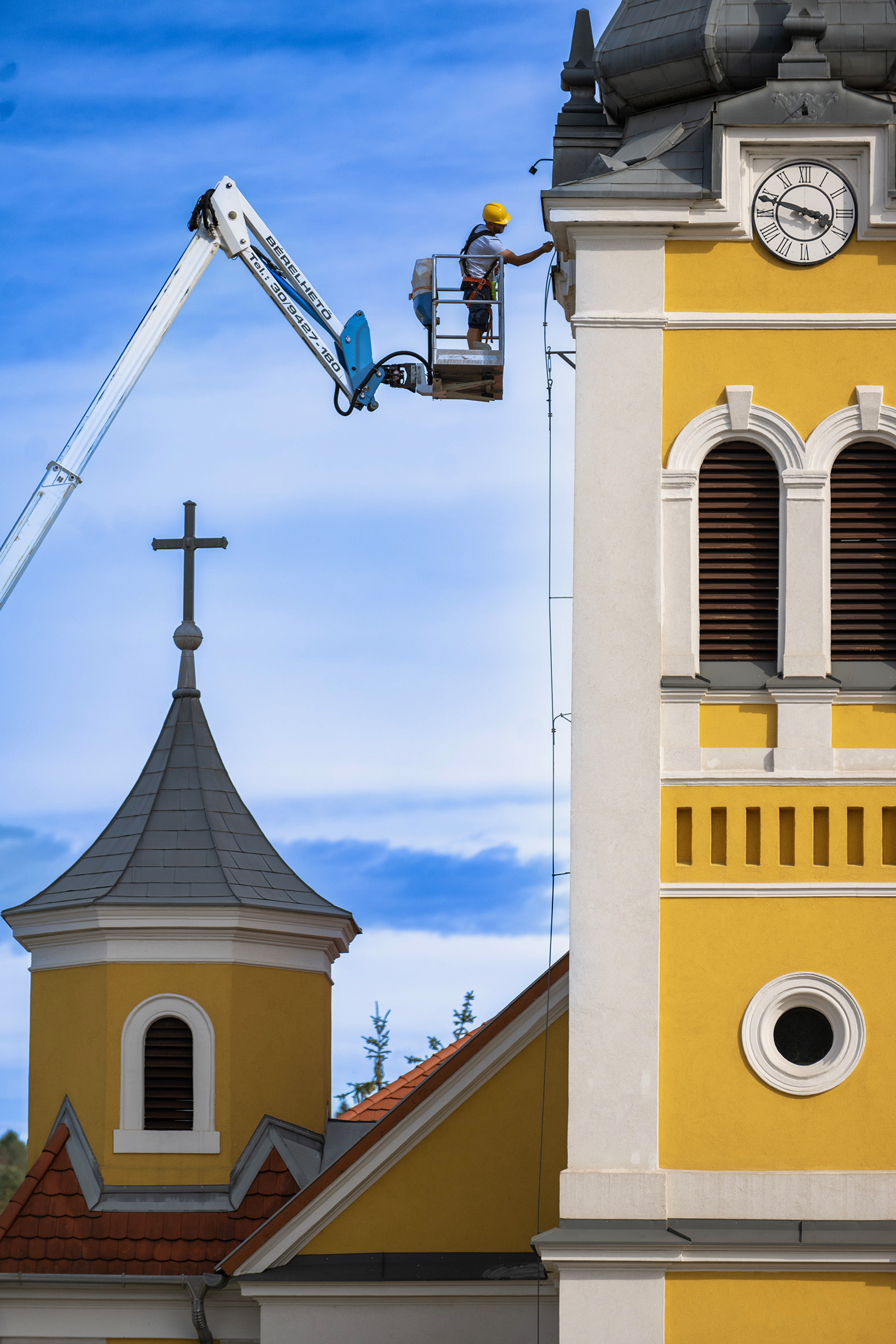 Szakember a Salgótarjáni Katolikus Plébánia templomtornyán dolgozik