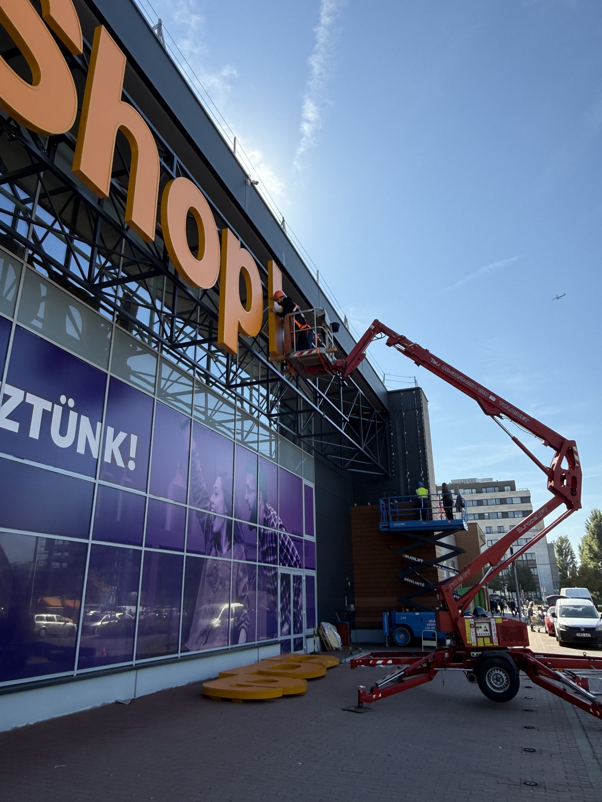 ShopLand Újpest kosaras emelővel feliratozás