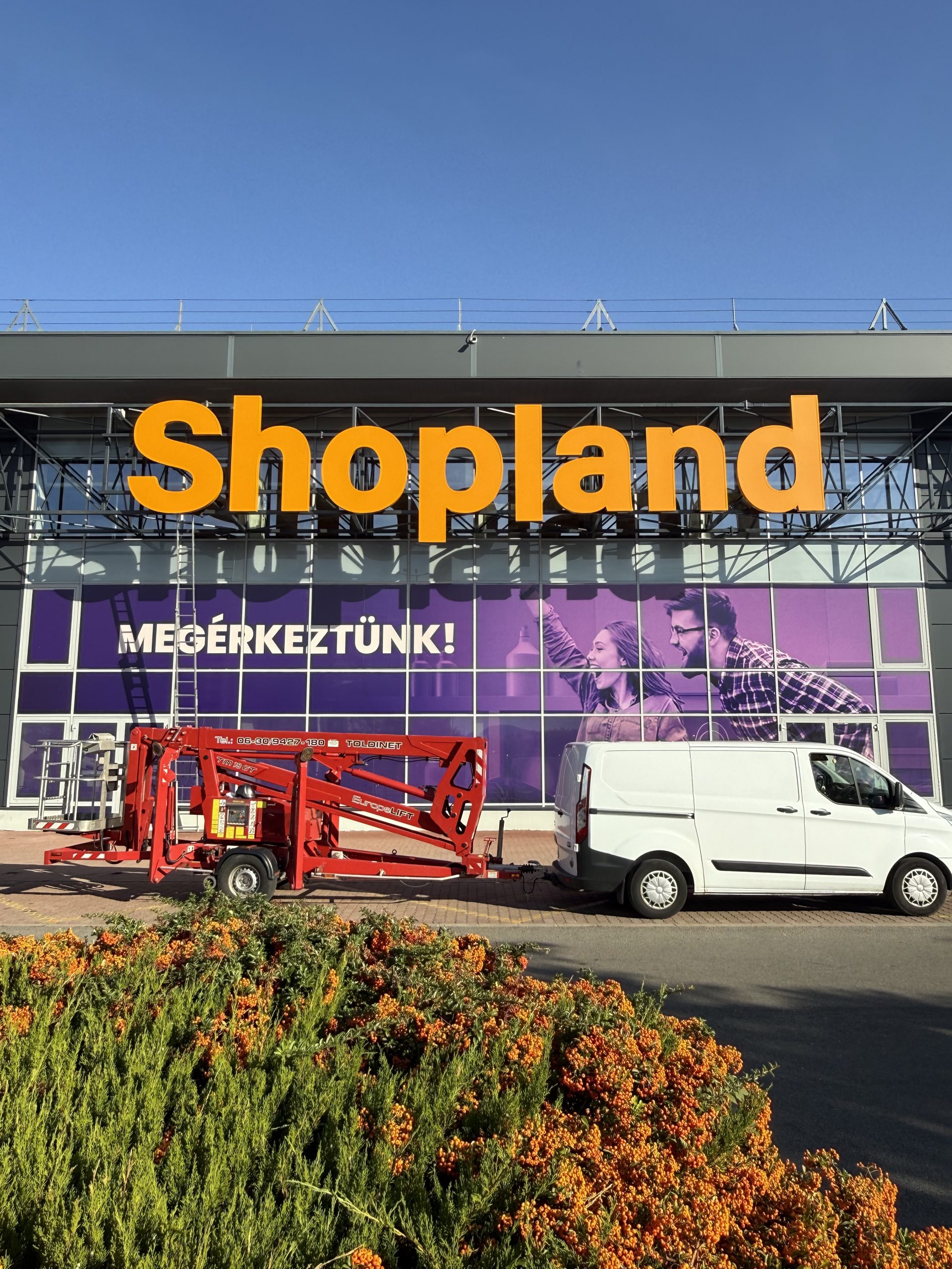 ShopLand feliratozás bérelhető kosaras emelővel